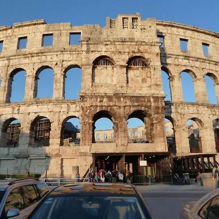 In Pula With Swimming Pool Casa vacanze Pola